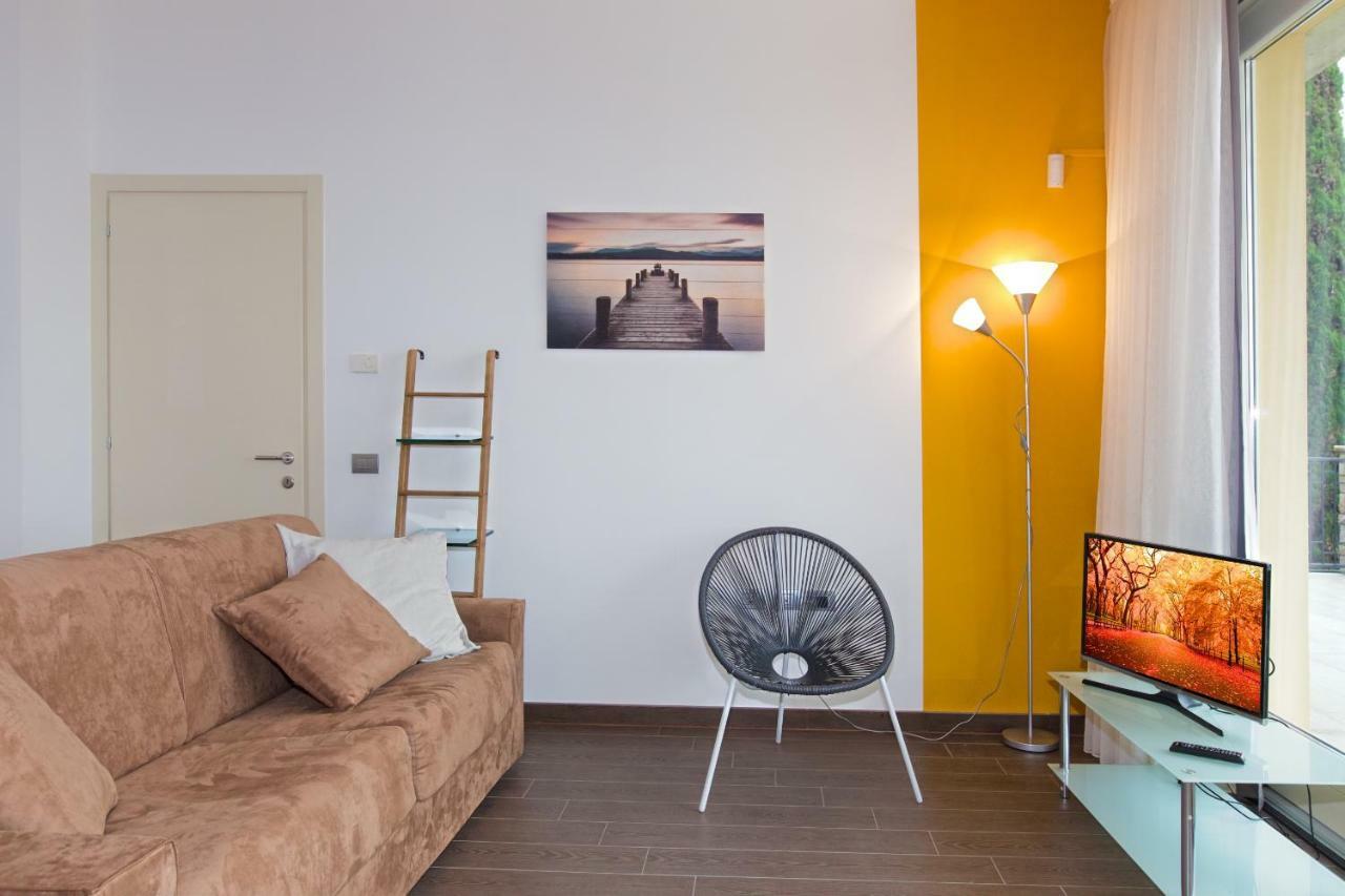 Residence Virgilio Toscolano Maderno Buitenkant foto